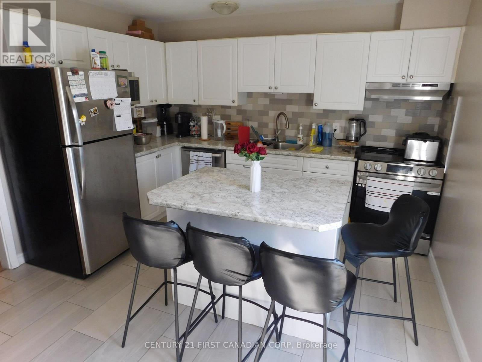 116 - 70 Fiddlers Green Road Property Photo 5