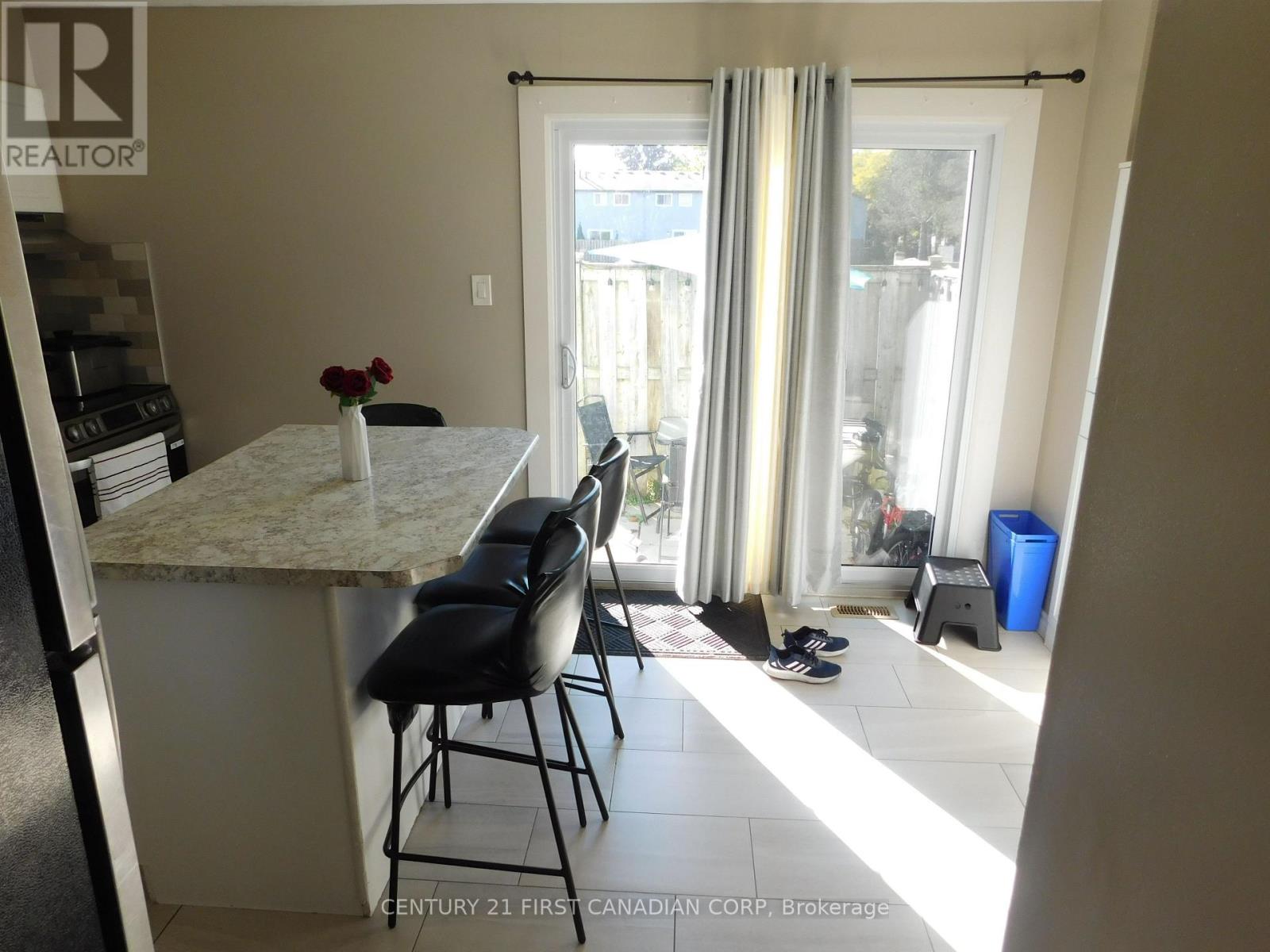 116 - 70 Fiddlers Green Road Property Photo 6