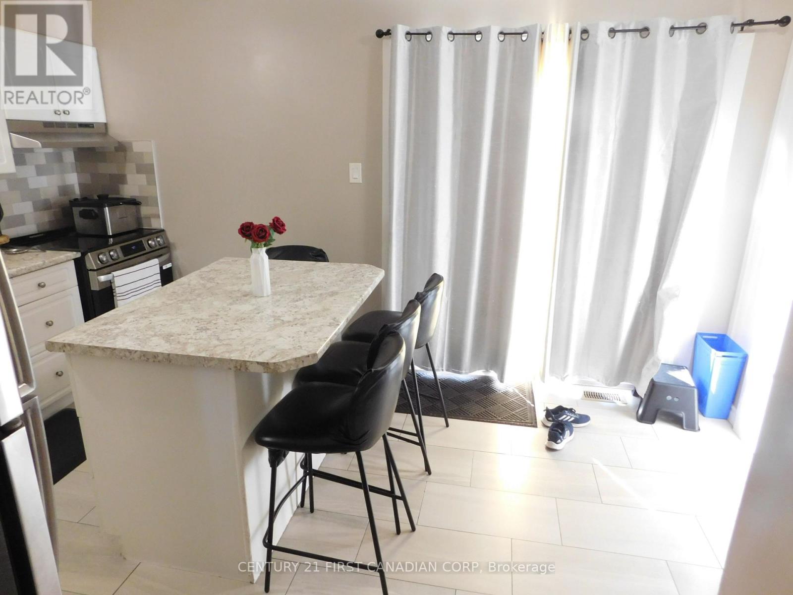 116 - 70 Fiddlers Green Road Property Photo 7