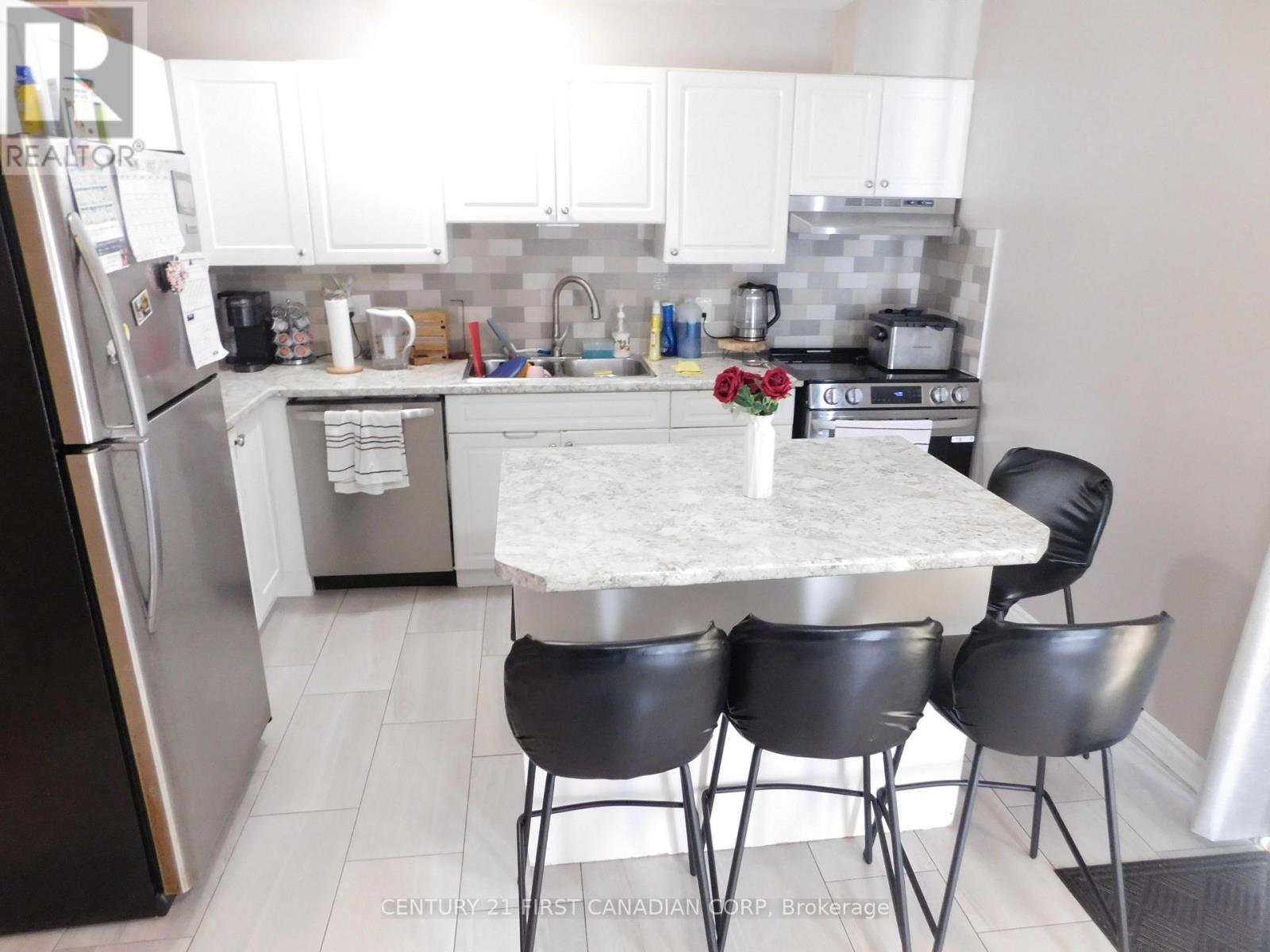 116 - 70 Fiddlers Green Road Property Photo 8