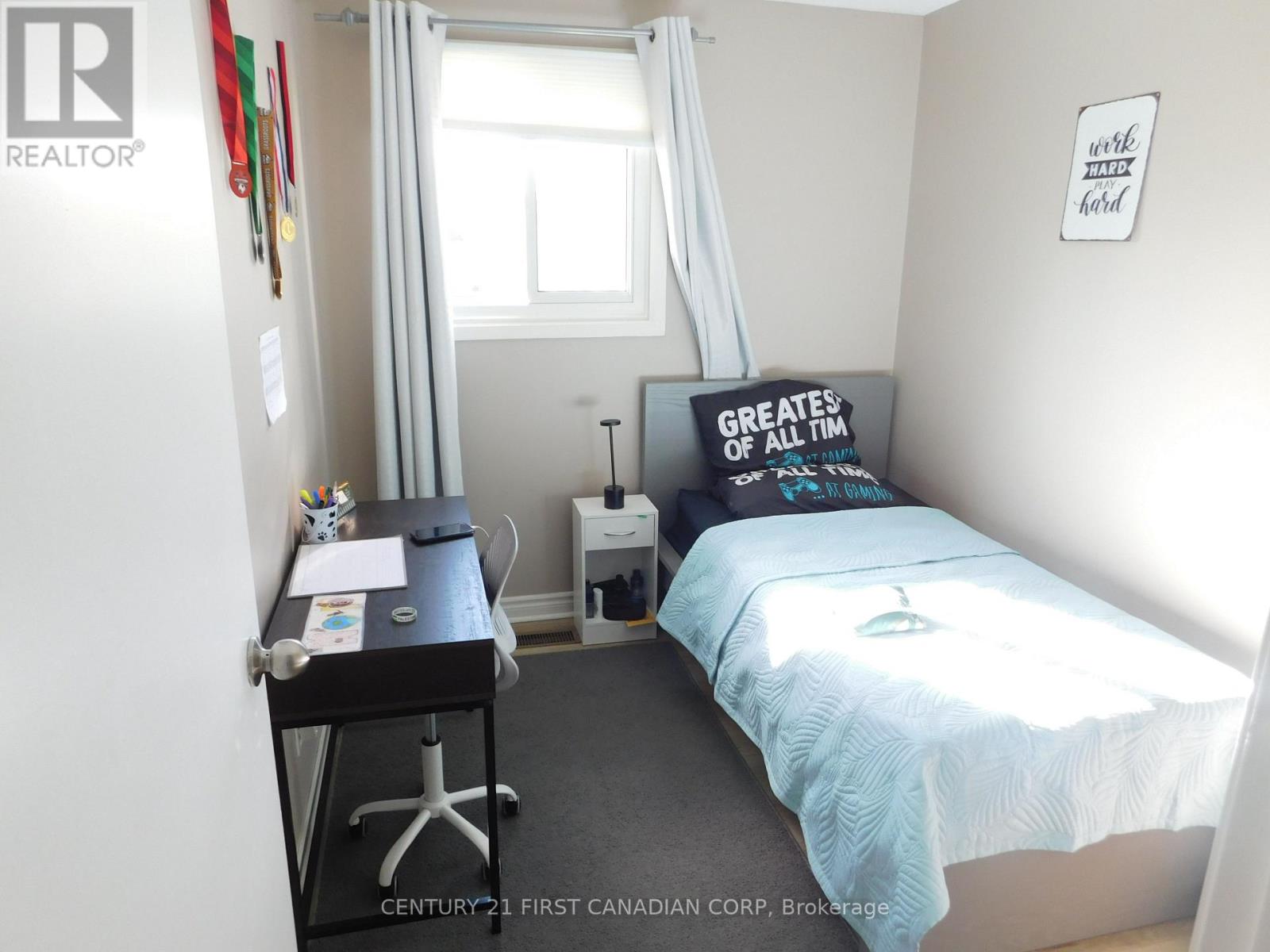 116 - 70 Fiddlers Green Road Property Photo 9