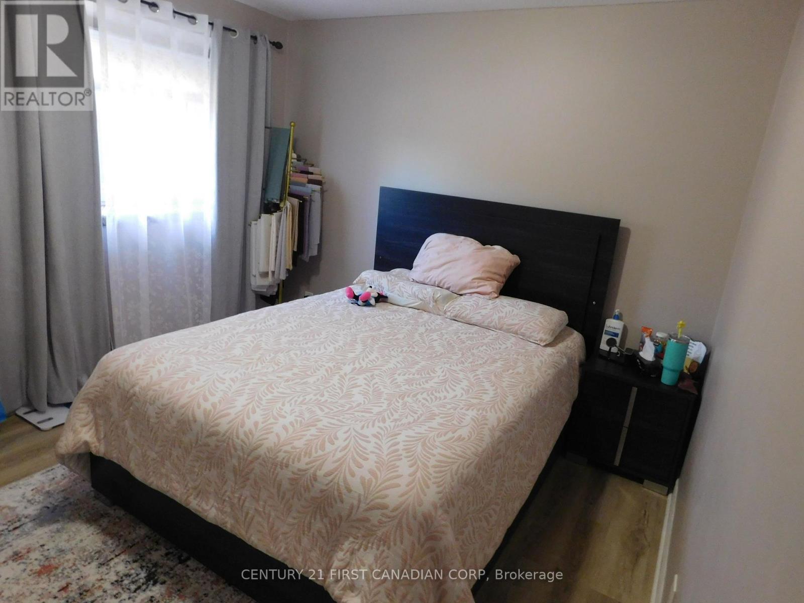 116 - 70 Fiddlers Green Road Property Photo 10