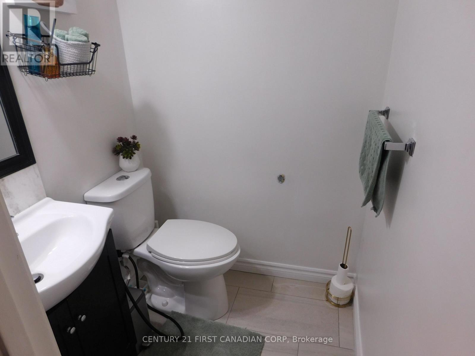 116 - 70 Fiddlers Green Road Property Photo 12