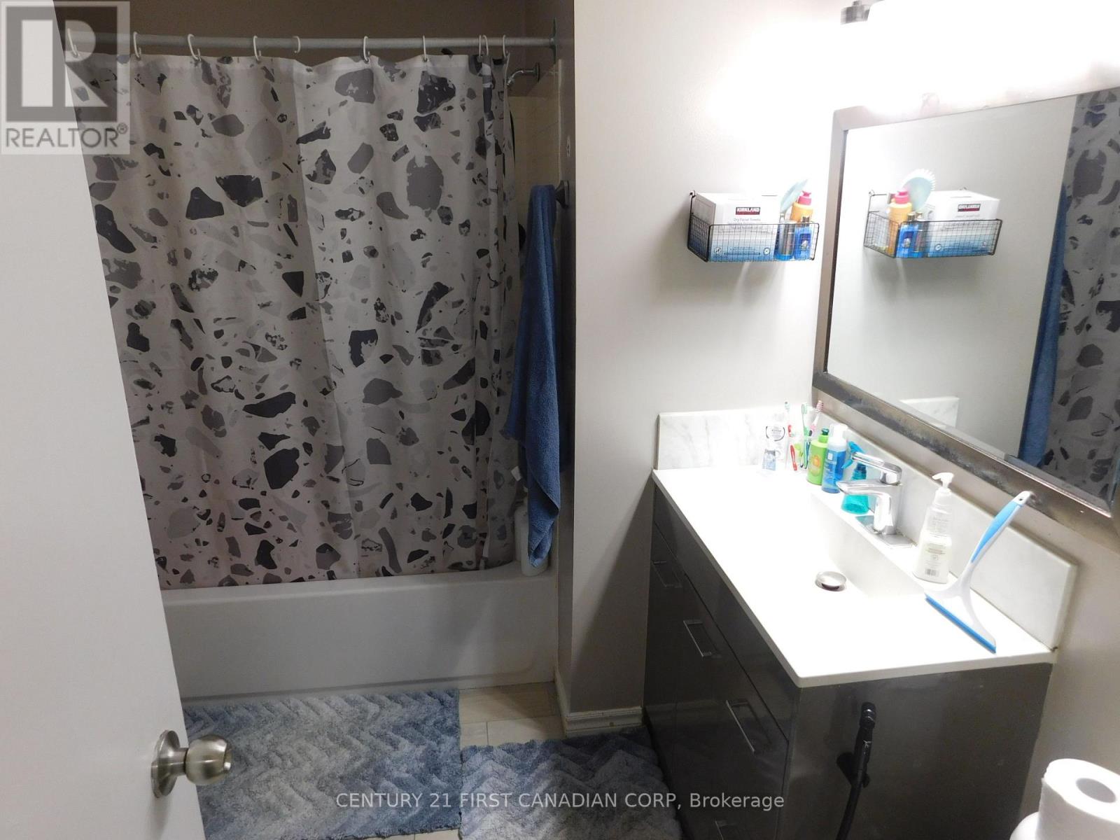 116 - 70 Fiddlers Green Road Property Photo 13
