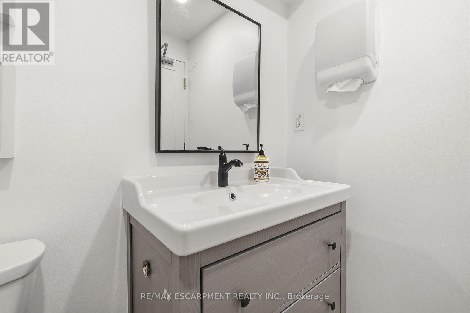 N. Suite - 326 Wilson Street E Property Photo 25