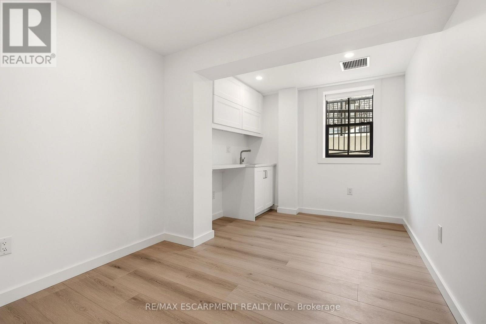N. Suite - 326 Wilson Street E Property Photo 31