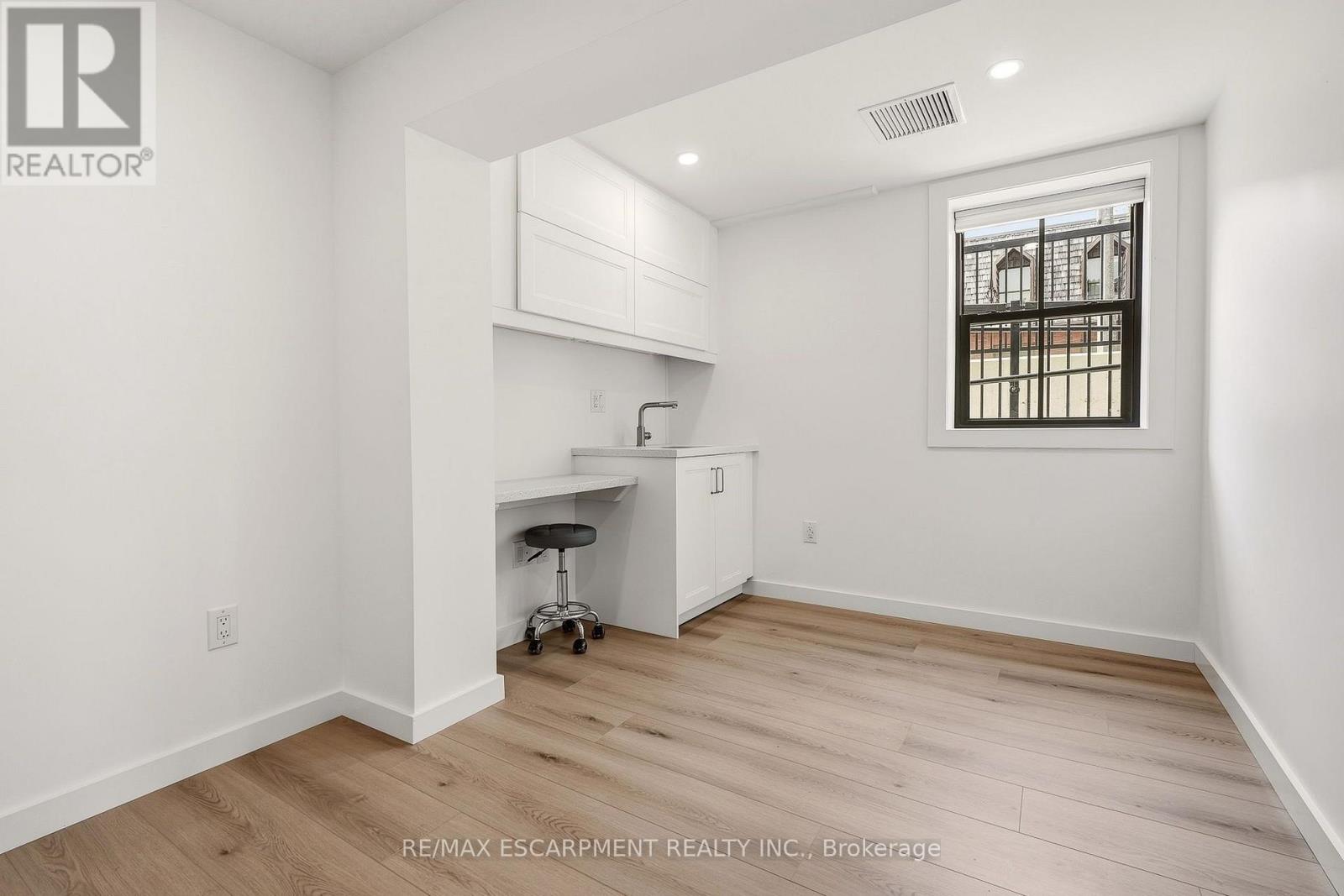 N. Suite - 326 Wilson Street E Property Photo 33