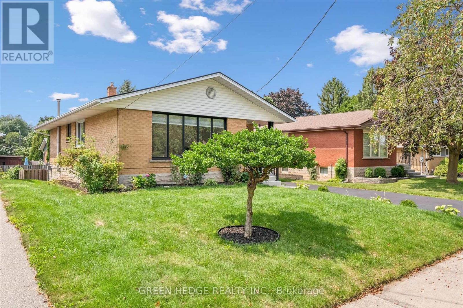 385 Village Crescent Property Photo 4