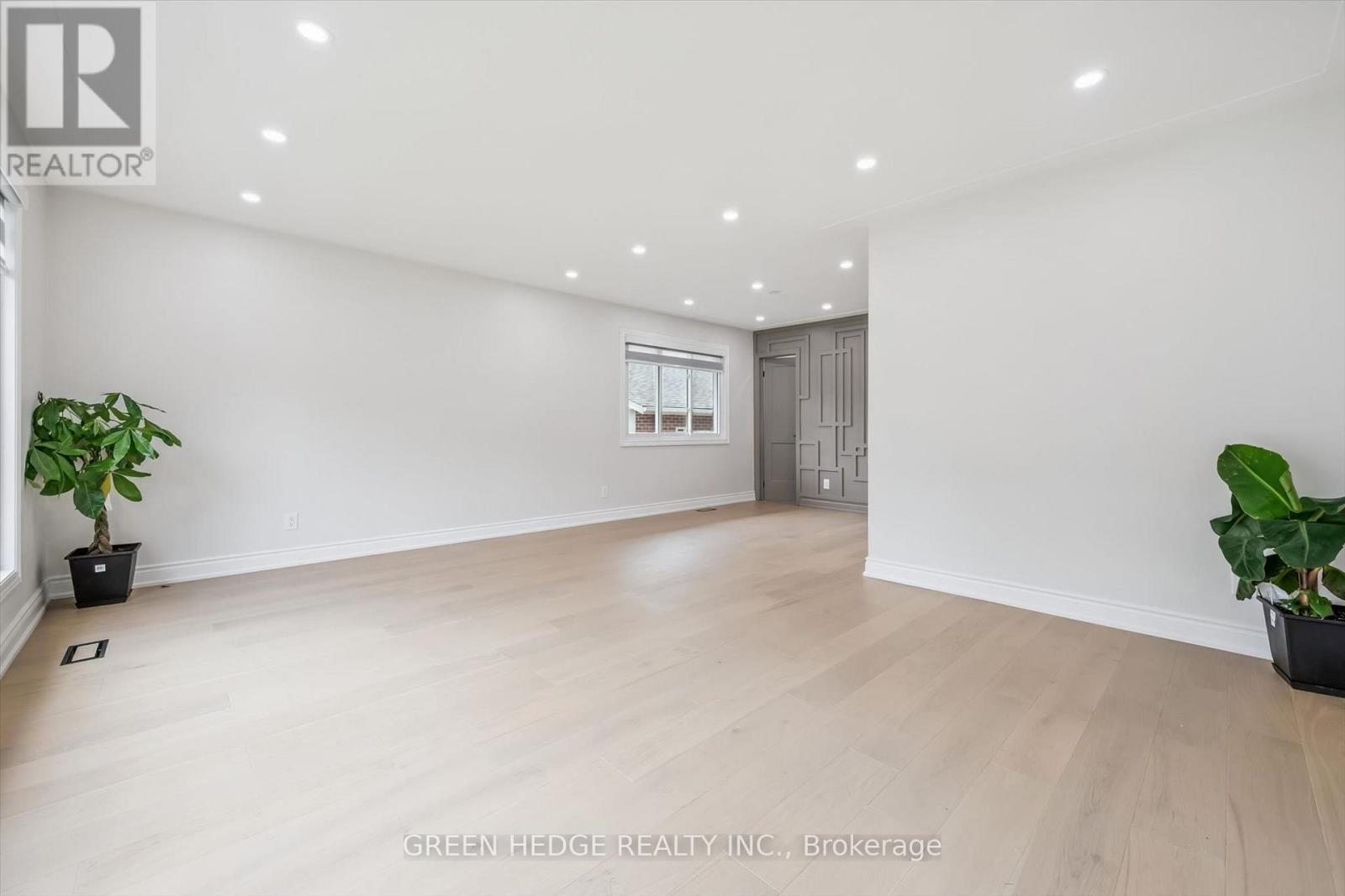 385 Village Crescent Property Photo 12