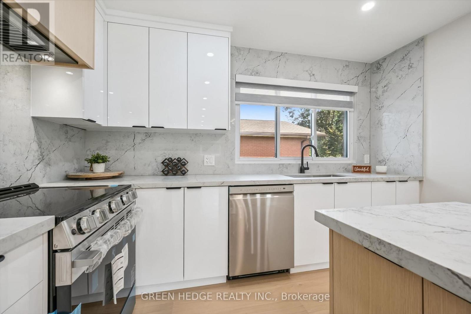 385 Village Crescent Property Photo 16