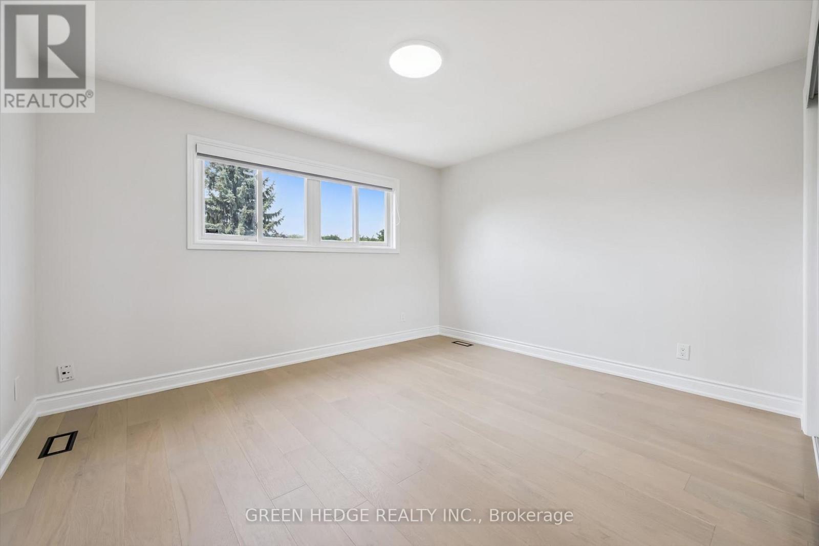 385 Village Crescent Property Photo 28