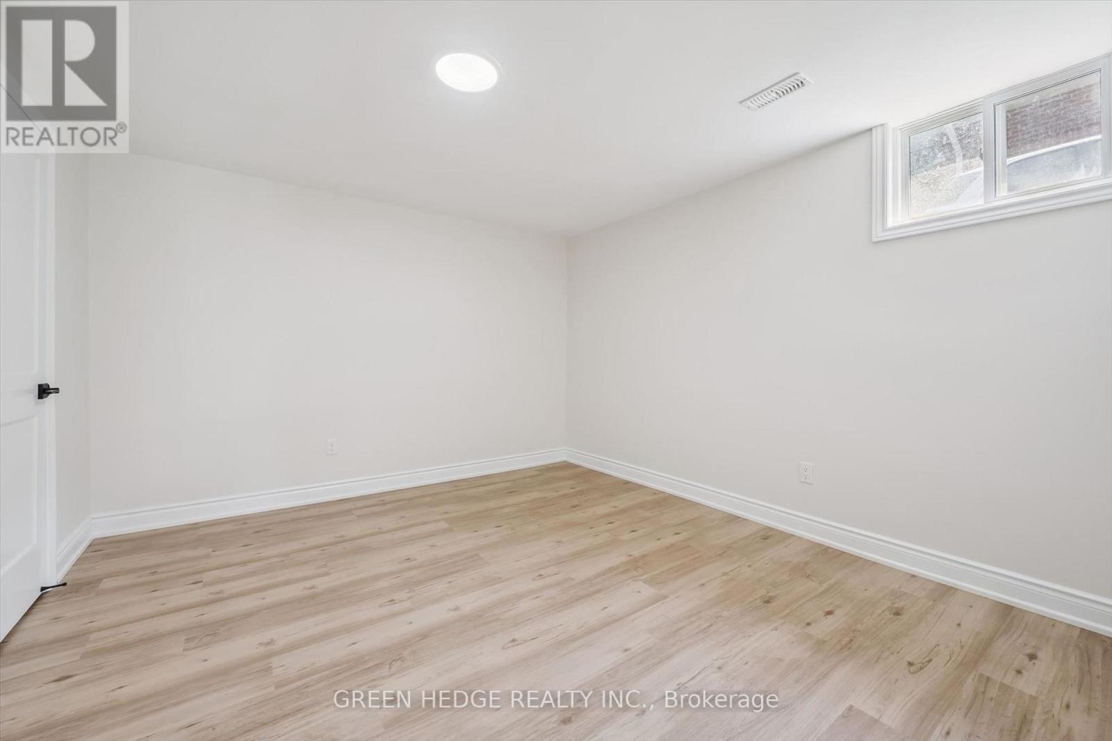 385 Village Crescent Property Photo 38