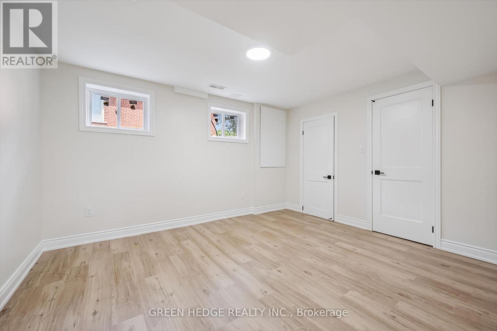 385 Village Crescent Property Photo 39
