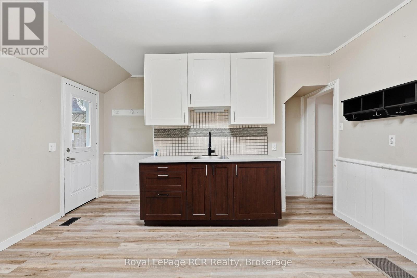 234 Elma Street E Property Photo 8
