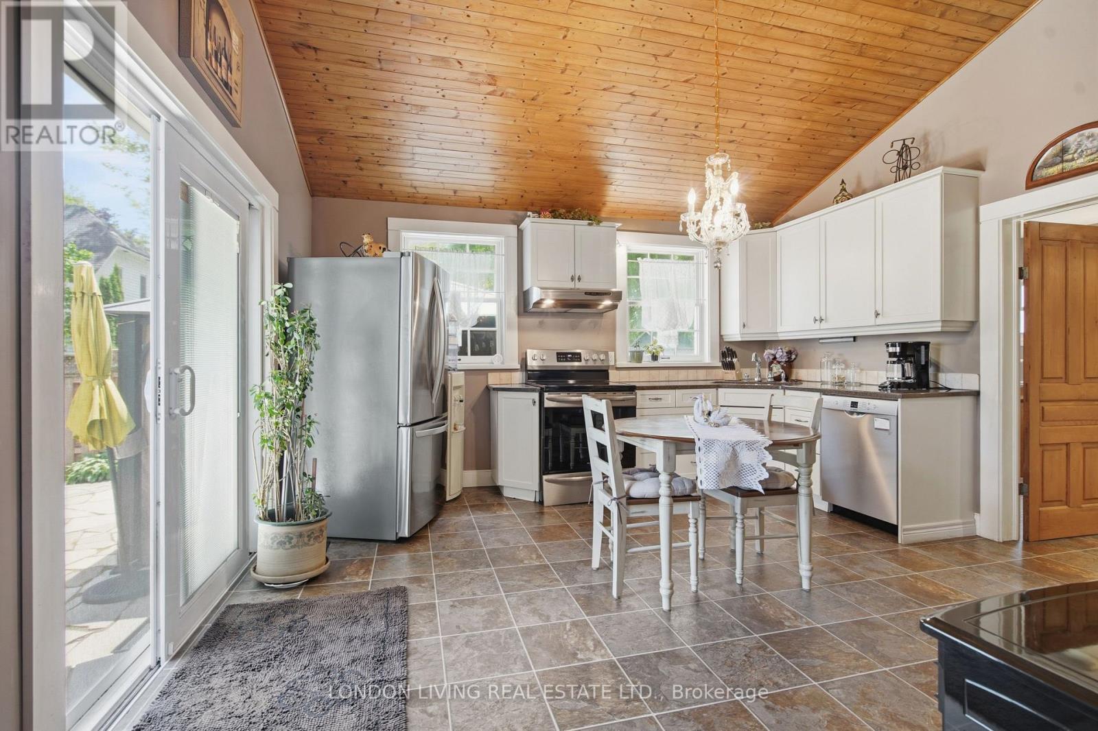 24 Centre Street Property Photo 15