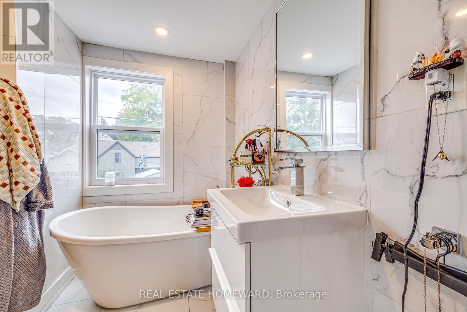 5164 St Lawrence Avenue Property Photo 3