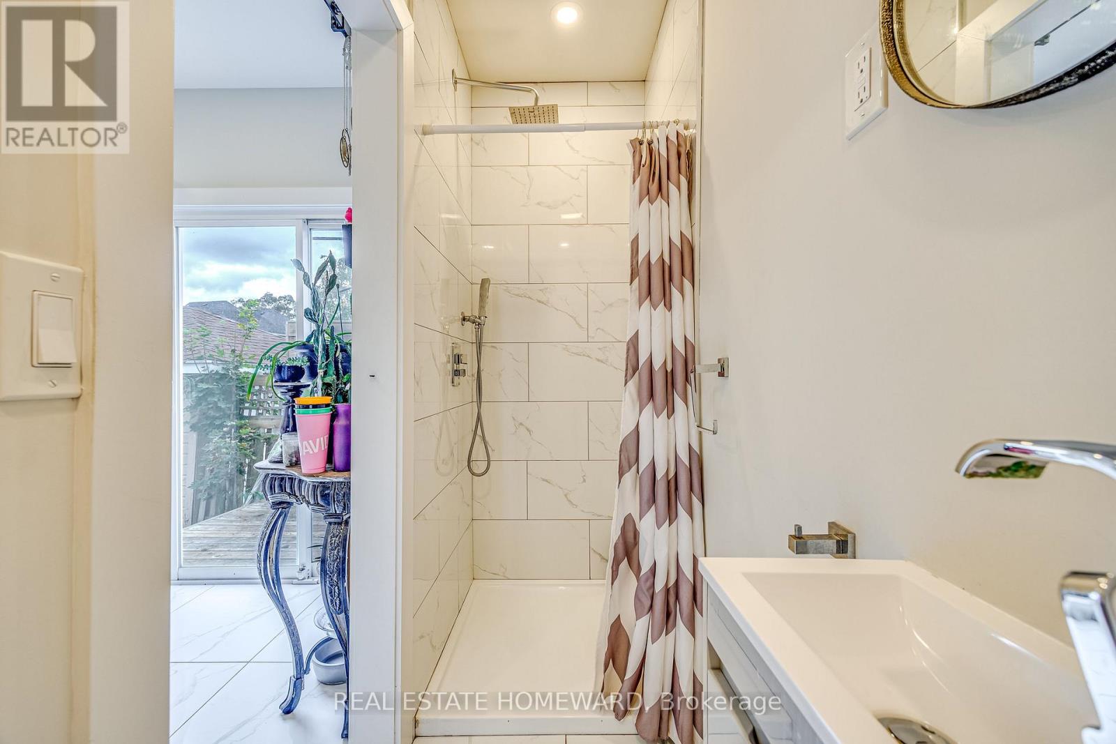 5164 St Lawrence Avenue Property Photo 12