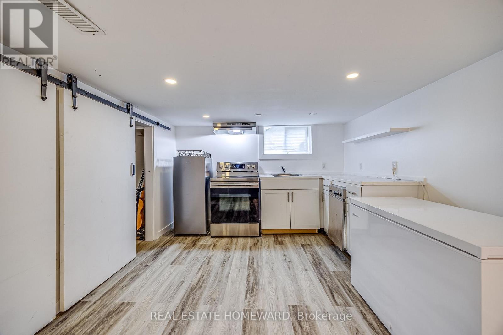 5164 St Lawrence Avenue Property Photo 18
