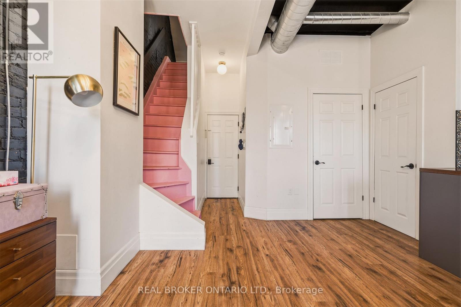 158 Hunter Street E Property Photo 5