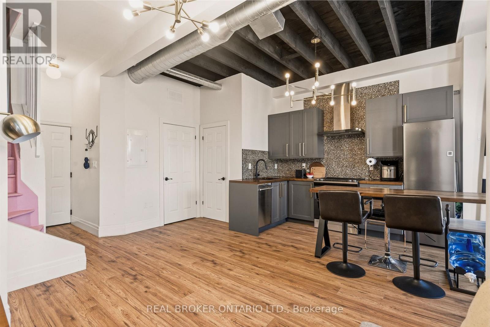 158 Hunter Street E Property Photo 8
