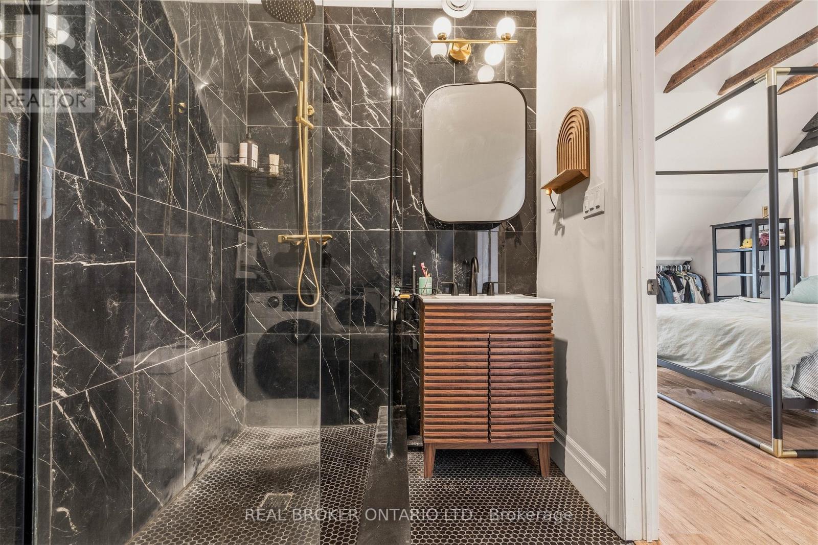 158 Hunter Street E Property Photo 13