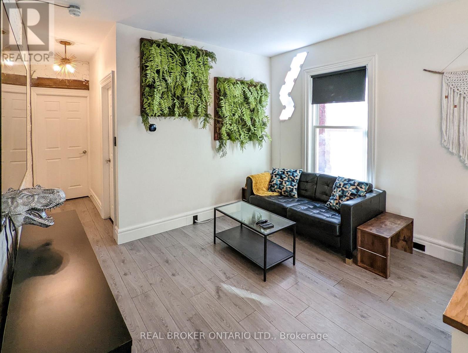 158 Hunter Street E Property Photo 28