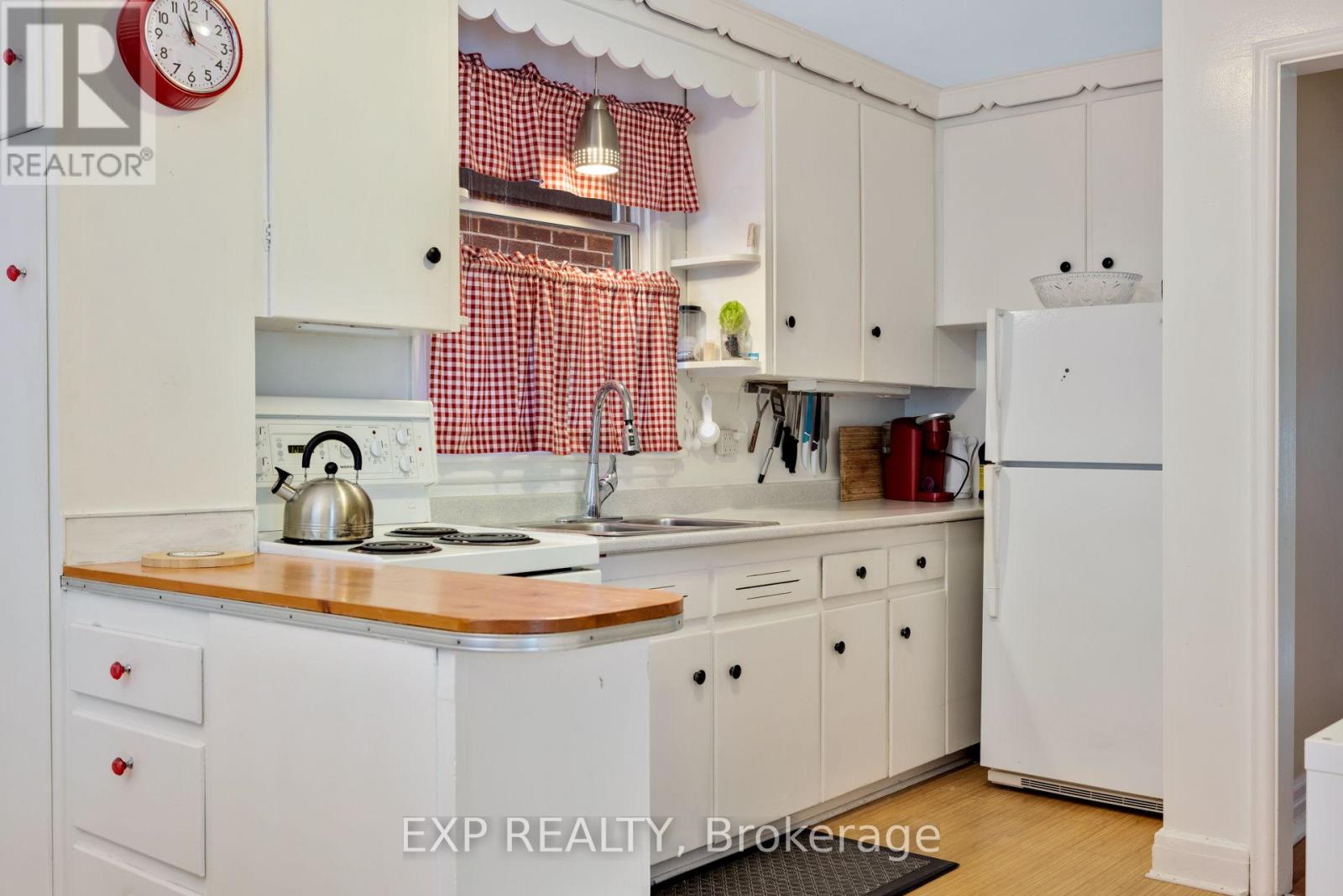 50 Holland Avenue Property Photo 8