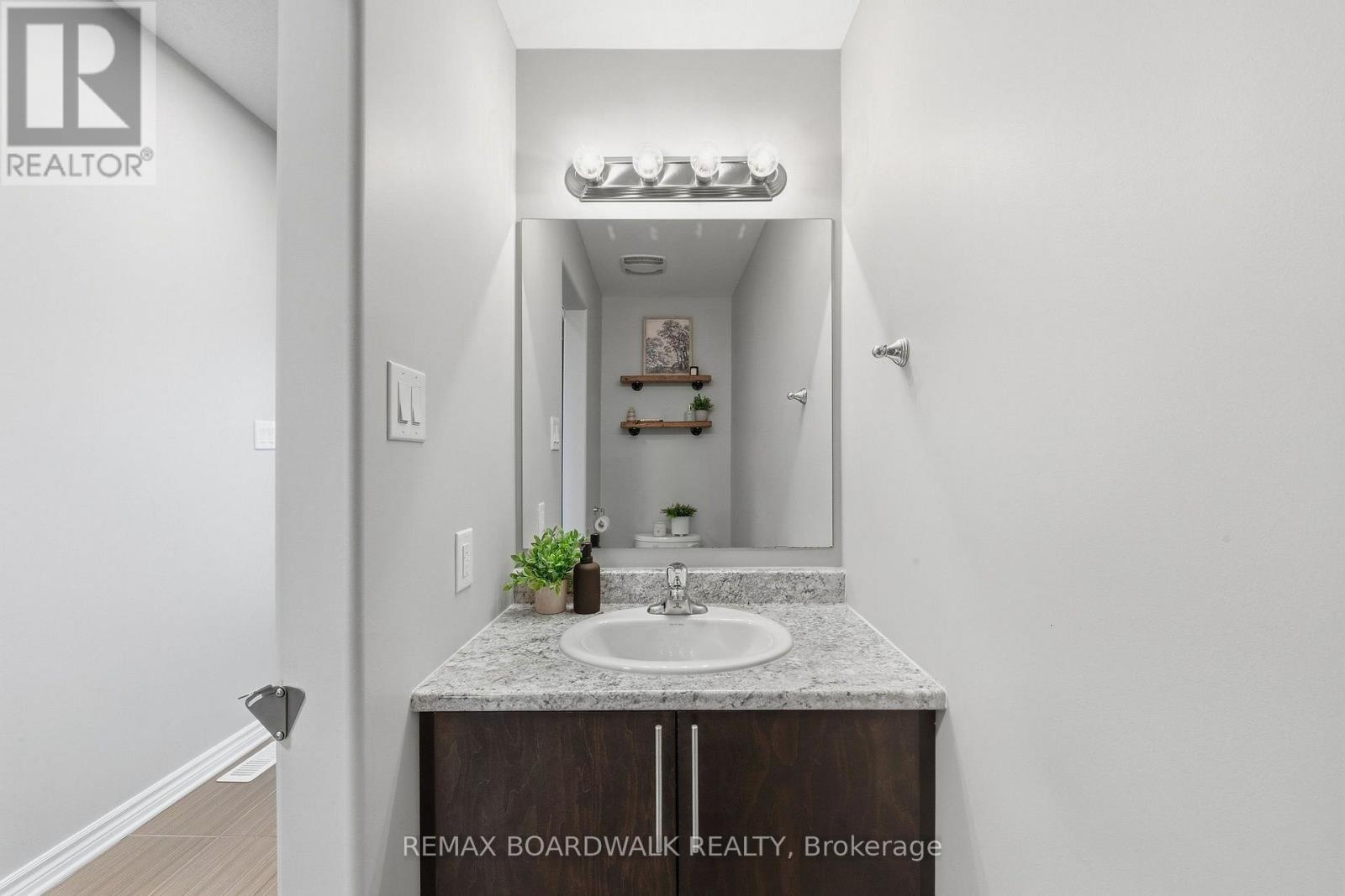 298 William Street W Property Photo 3