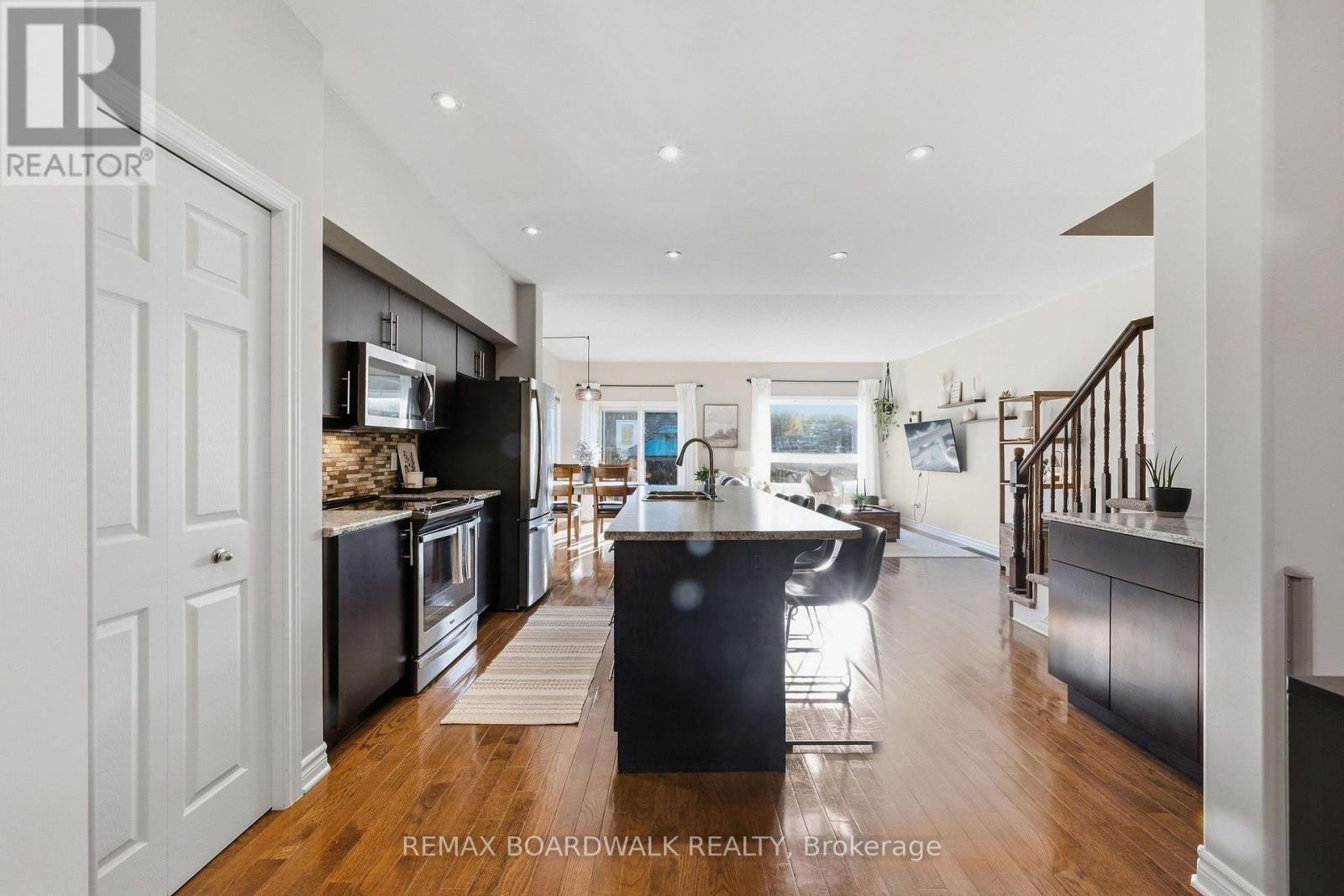 298 William Street W Property Photo 4