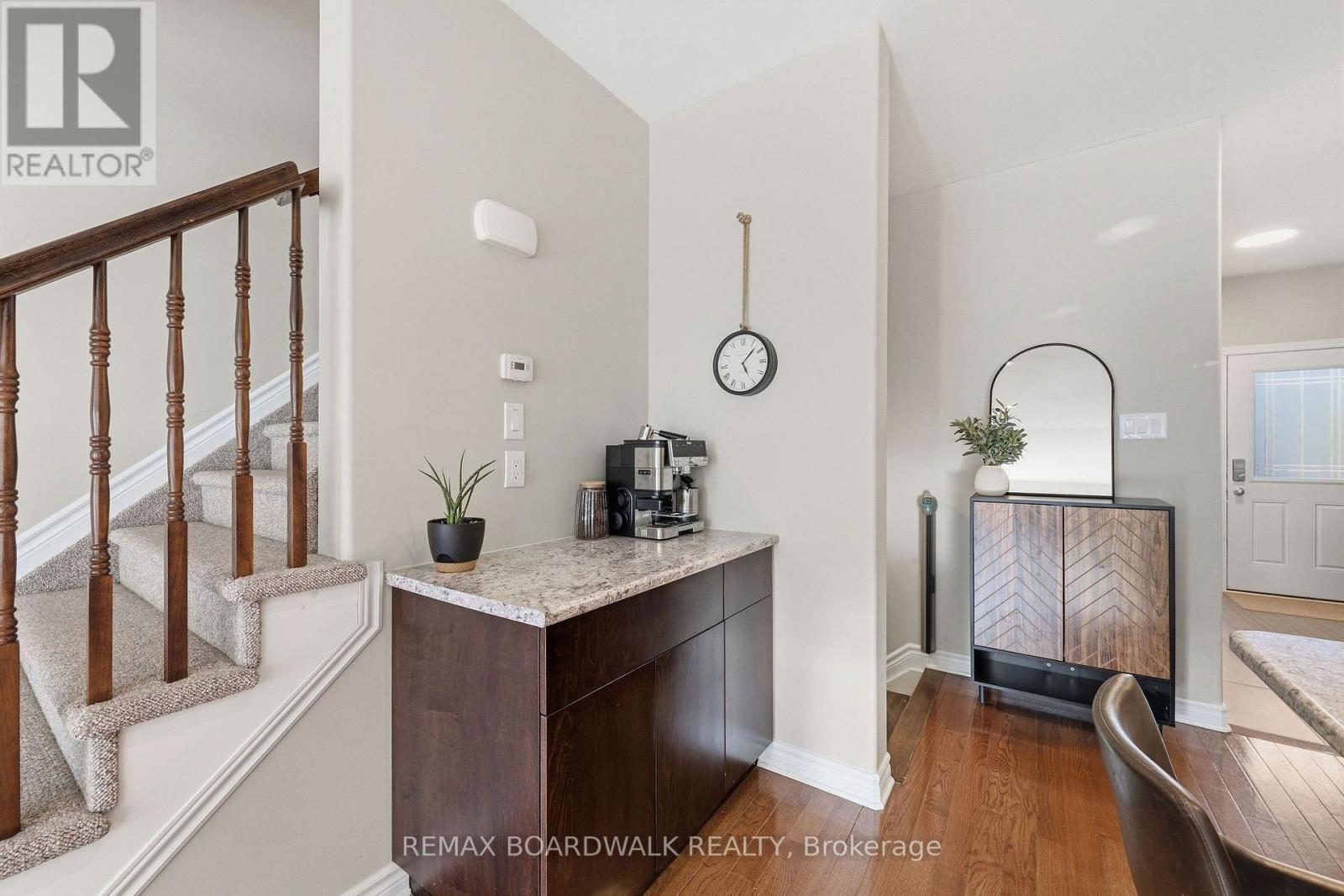 298 William Street W Property Photo 6