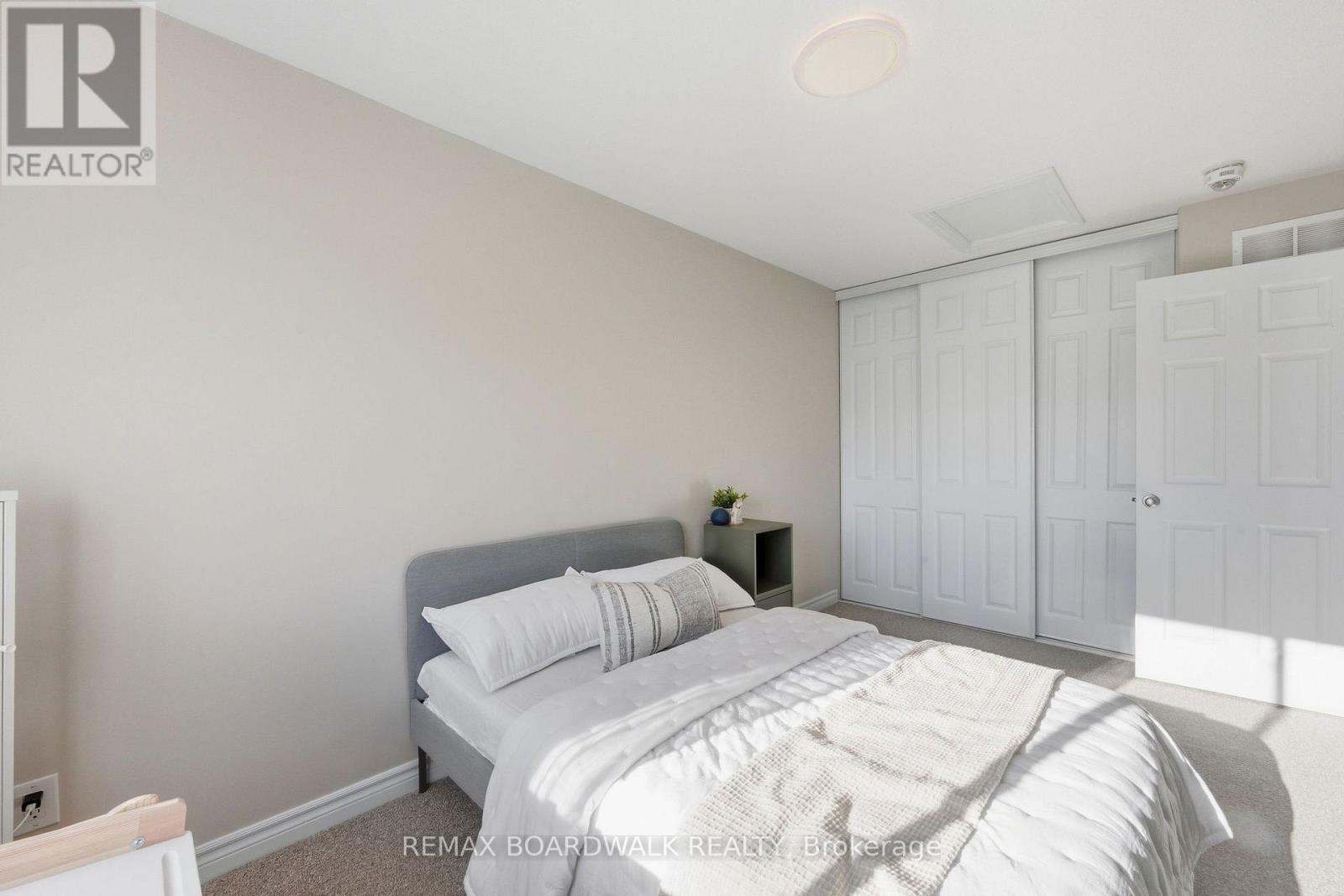 298 William Street W Property Photo 16
