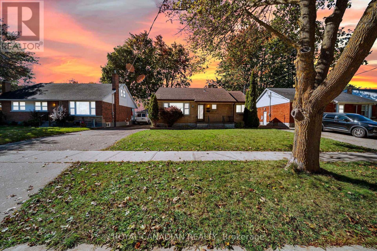 457 Dumfries Avenue Property Photo 2