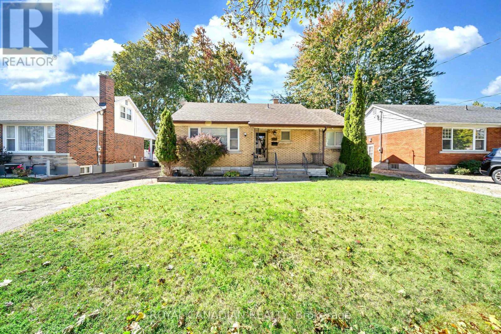 457 Dumfries Avenue Property Photo 3