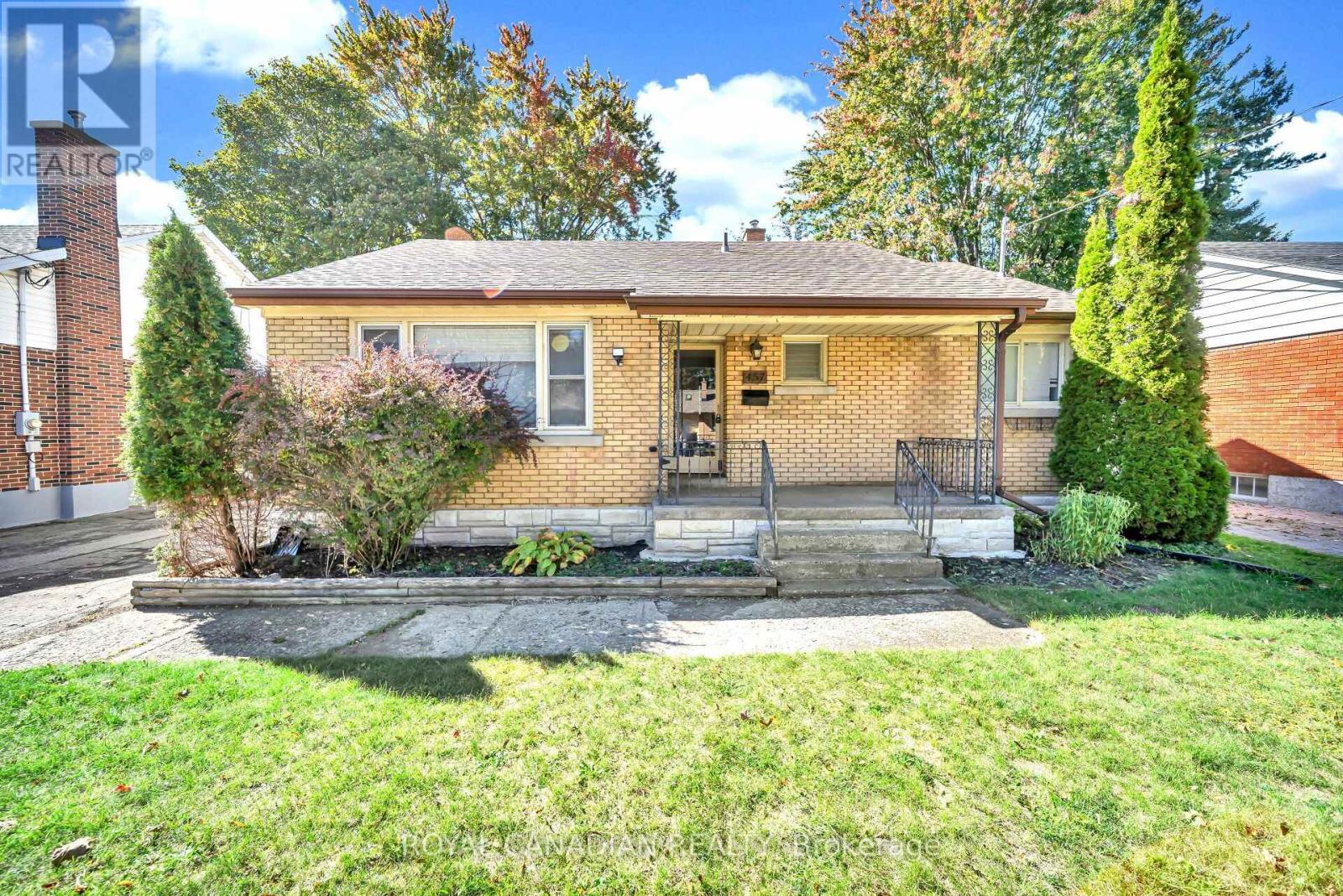 457 Dumfries Avenue Property Photo 5