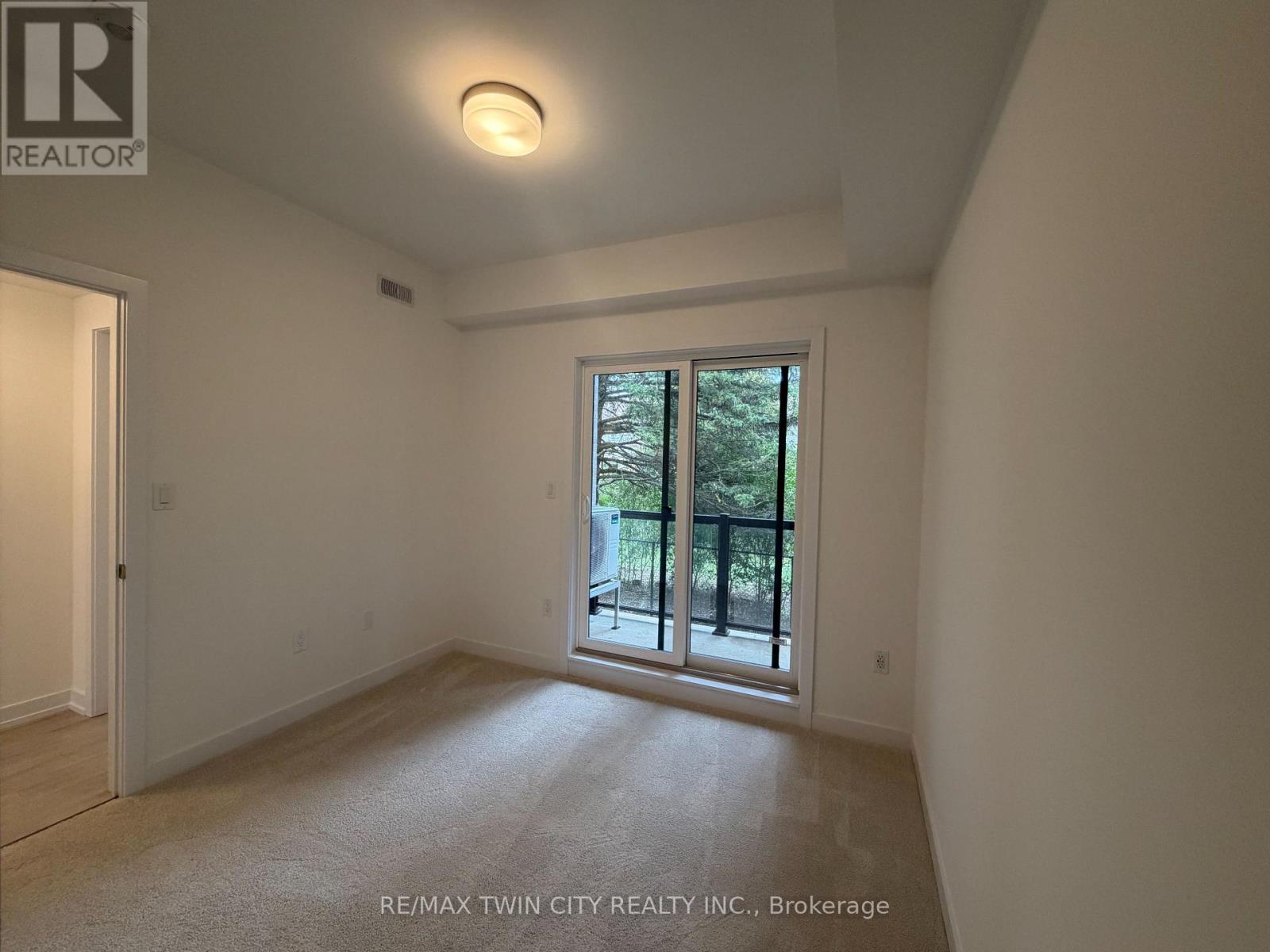80 - 42 Lowes Road W Property Photo 9
