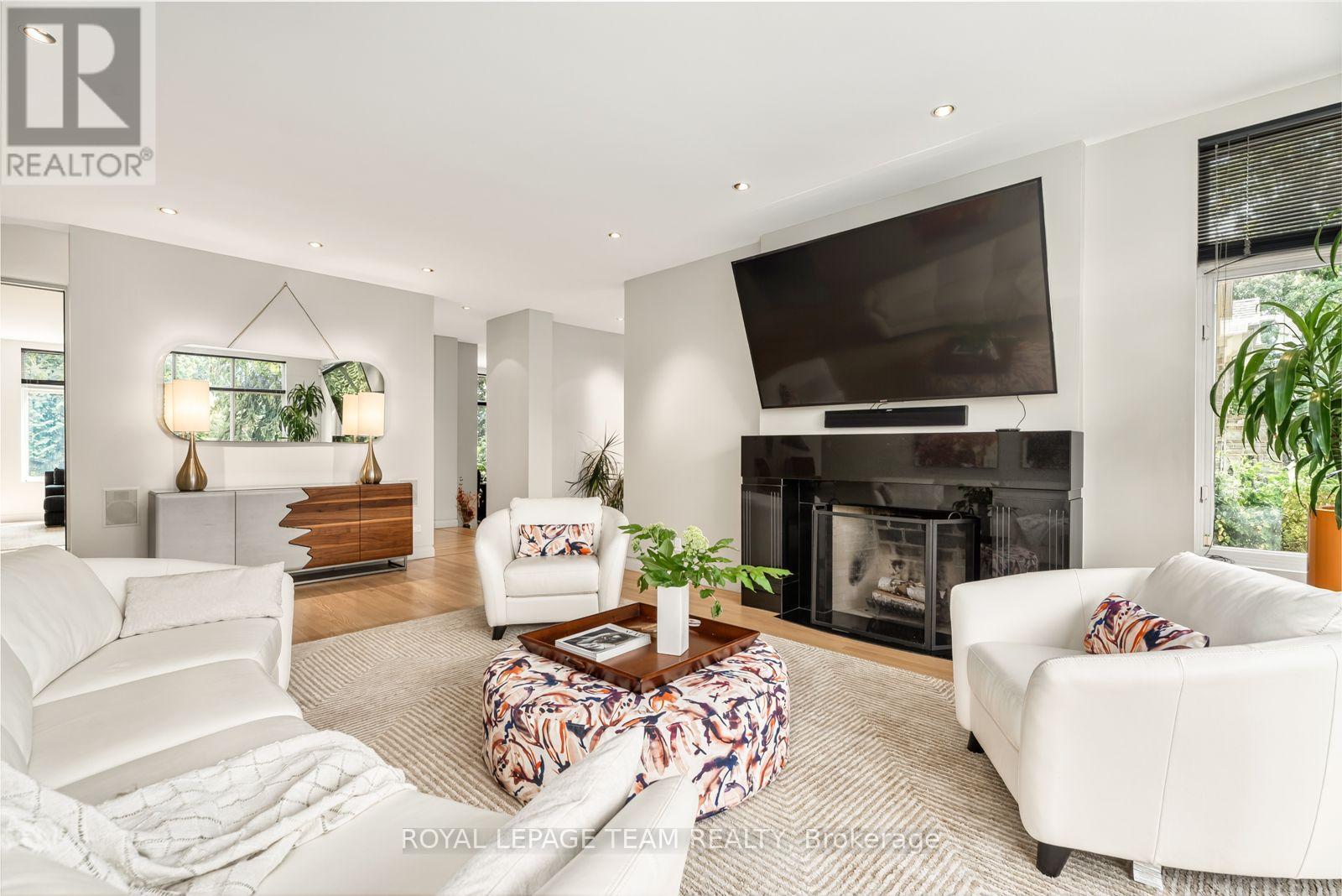 725 Manor Avenue Property Photo 4