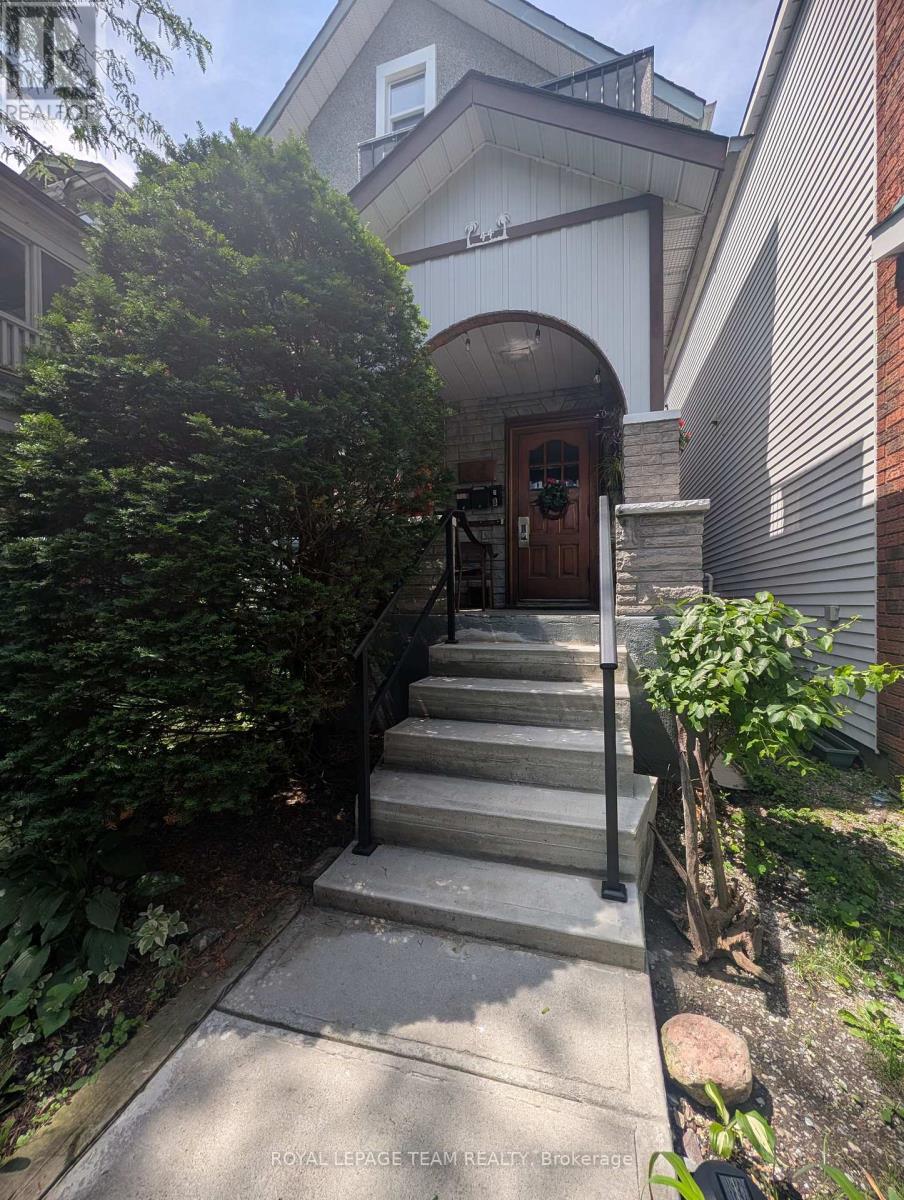 Unit 2 - 44 Spadina Avenue Property Photo 2