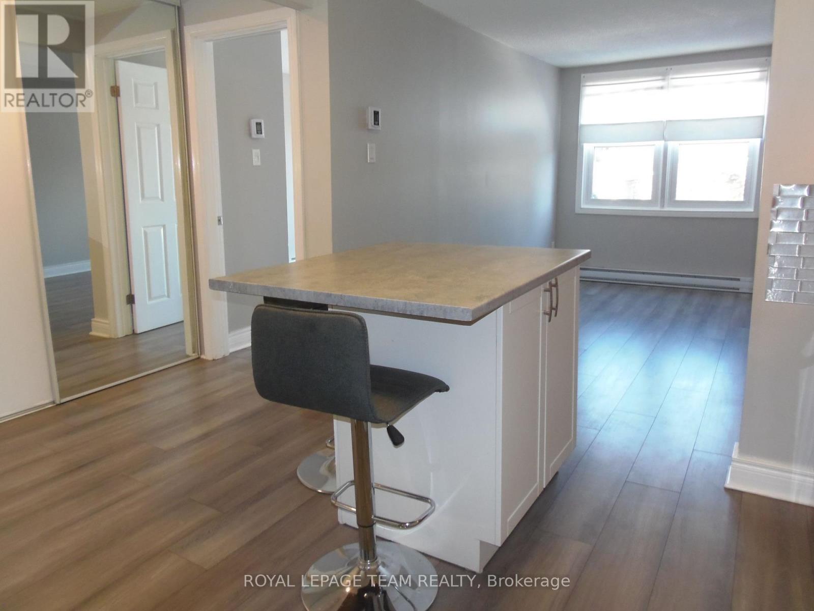 Unit 2 - 44 Spadina Avenue Property Photo 6