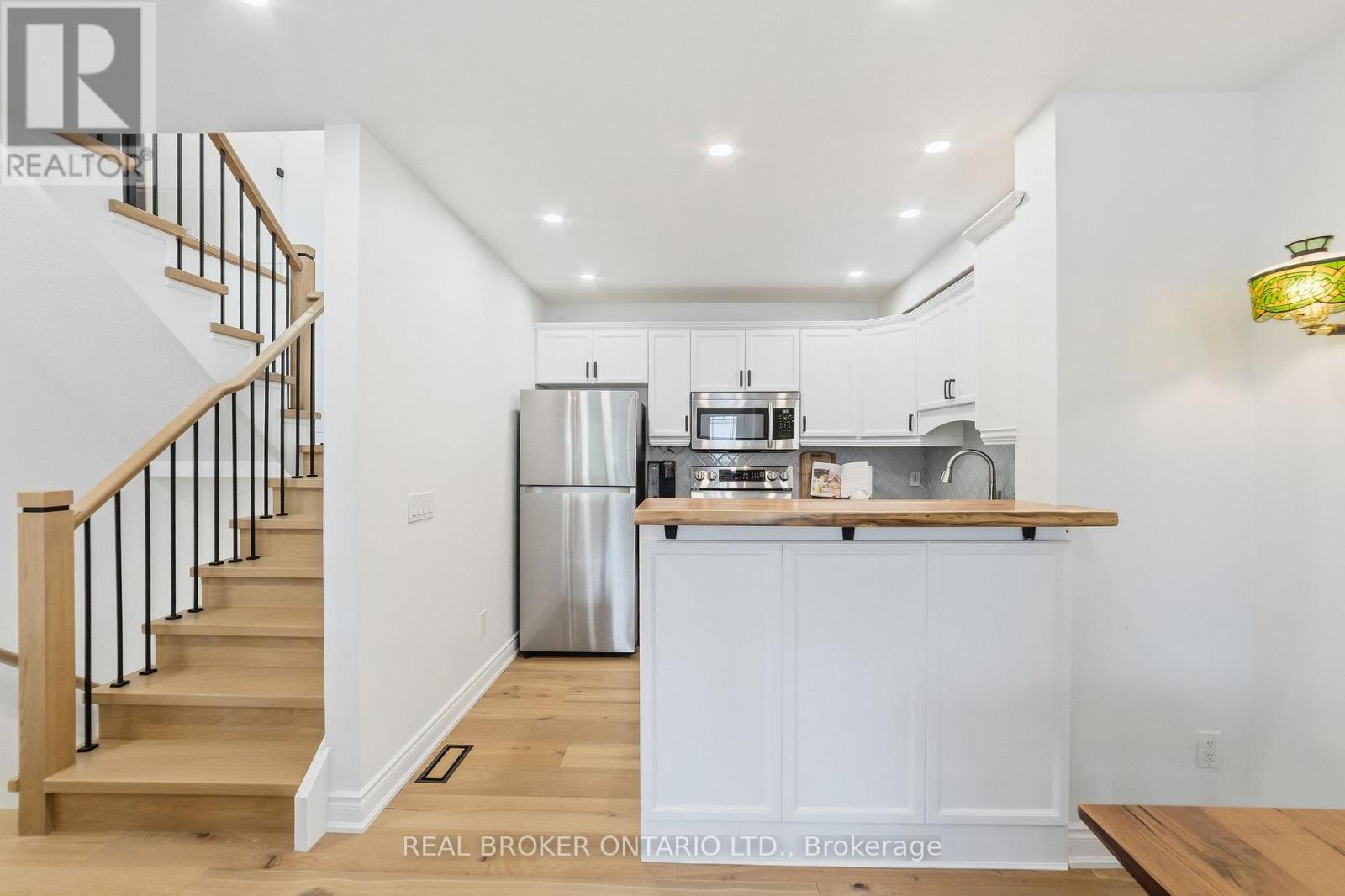 5 - 1085 Harrogate Drive Property Photo 8