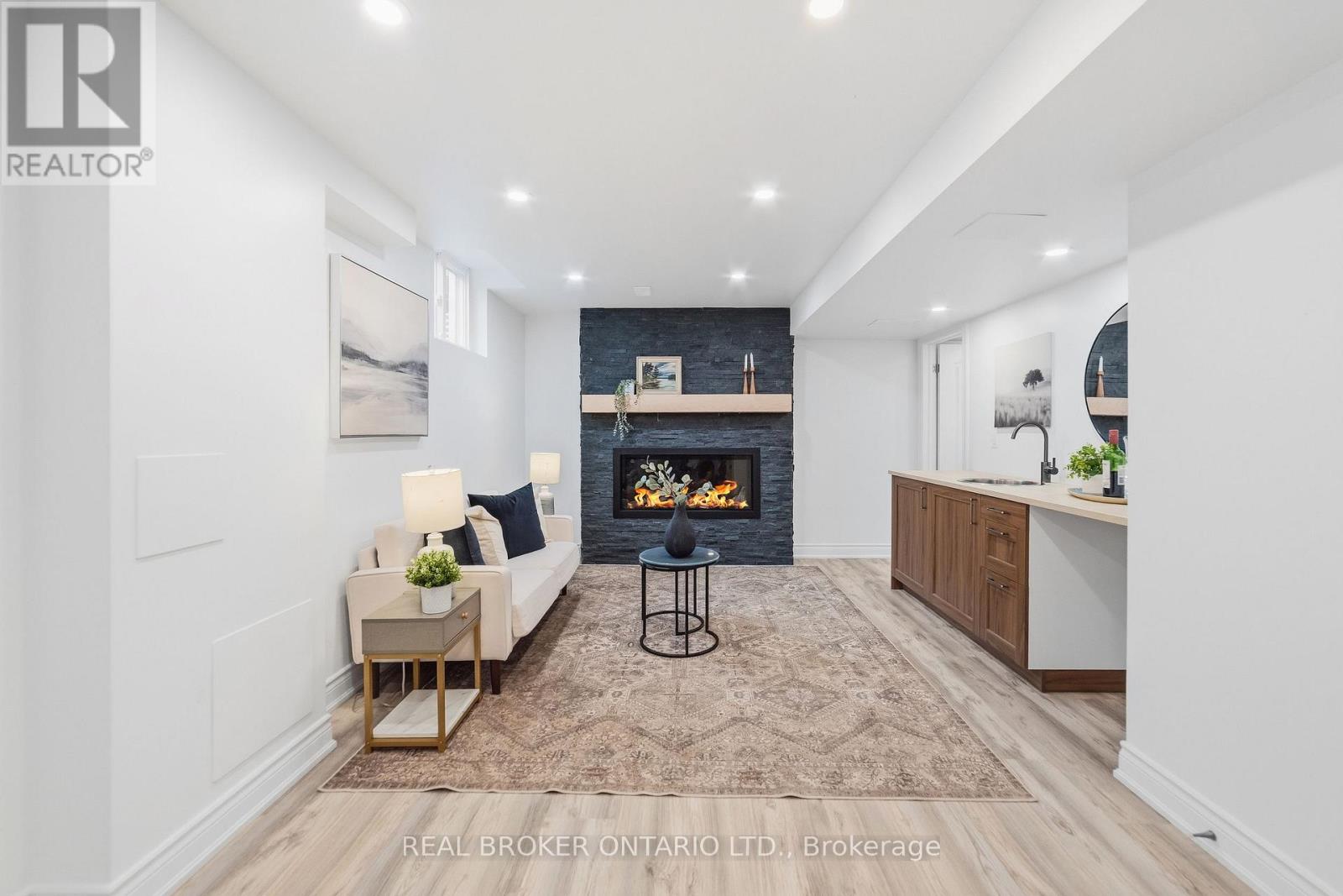 5 - 1085 Harrogate Drive Property Photo 16