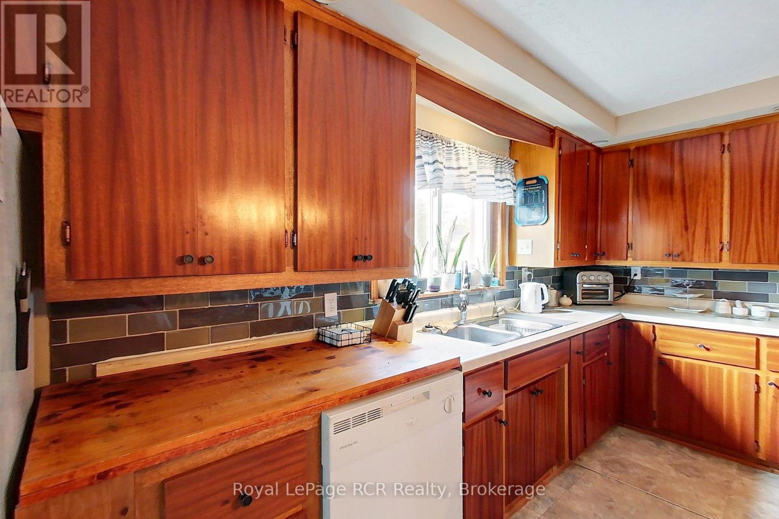 11 Gordon Street E Property Photo 14
