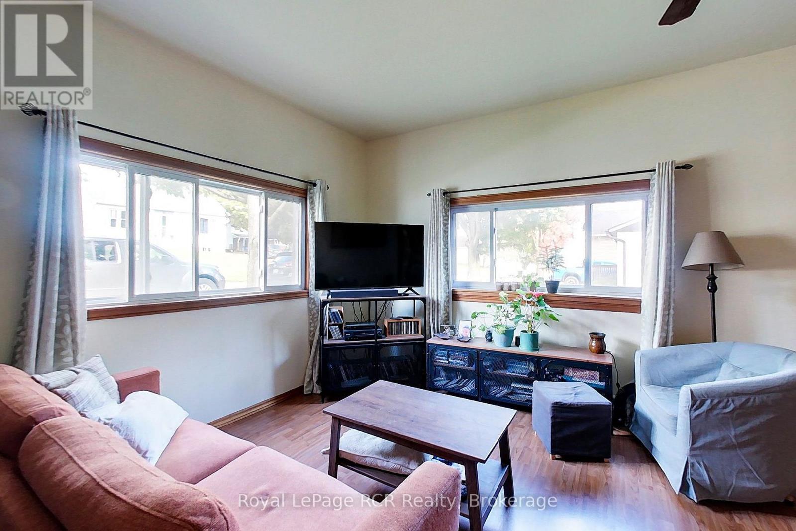 11 Gordon Street E Property Photo 17