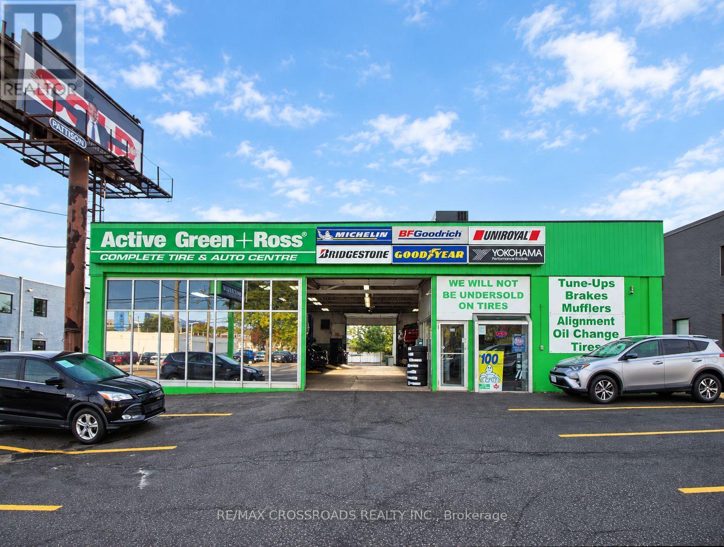 955 Upper James Street Property Photo 1
