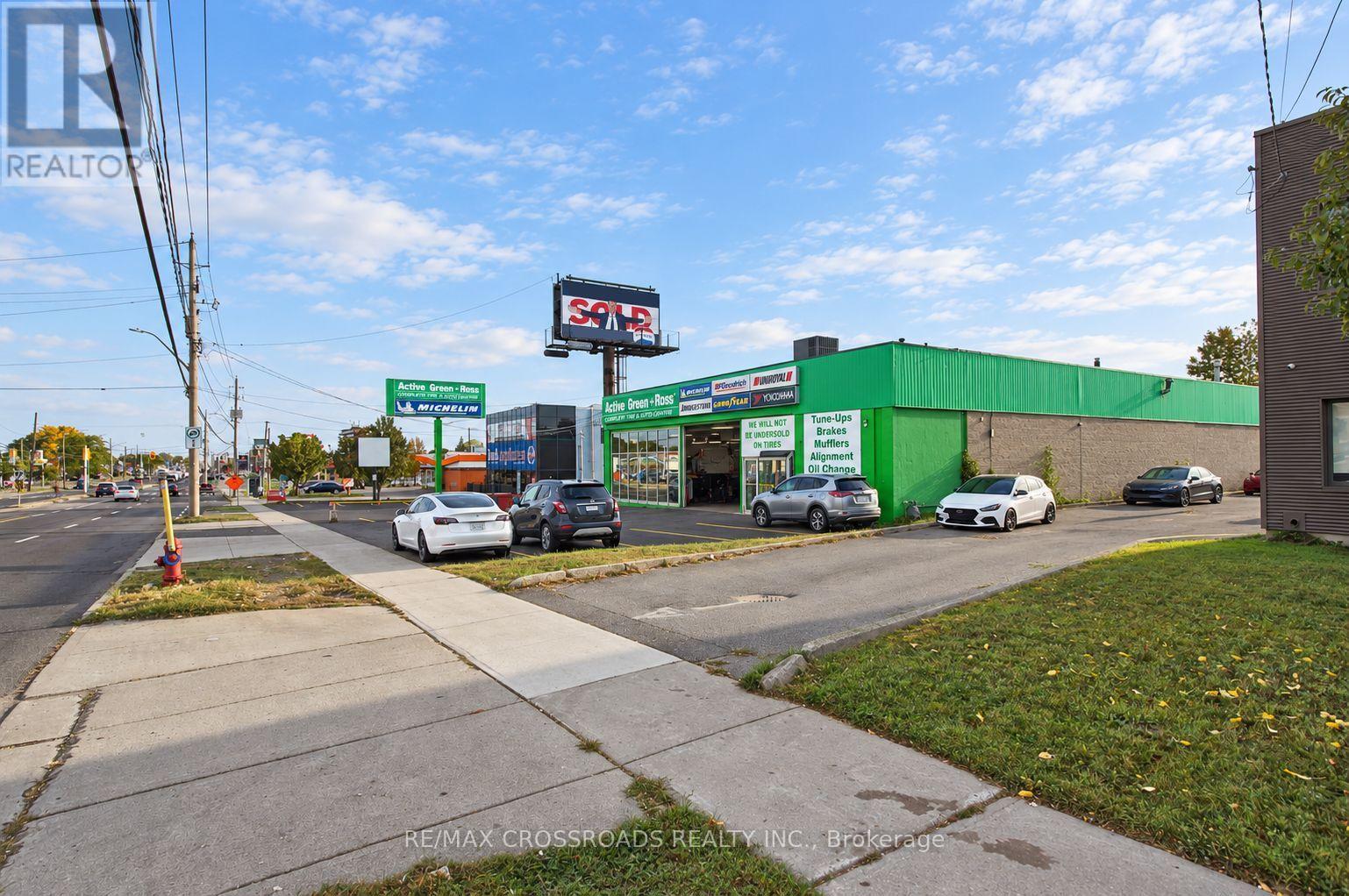 955 Upper James Street Property Photo 4