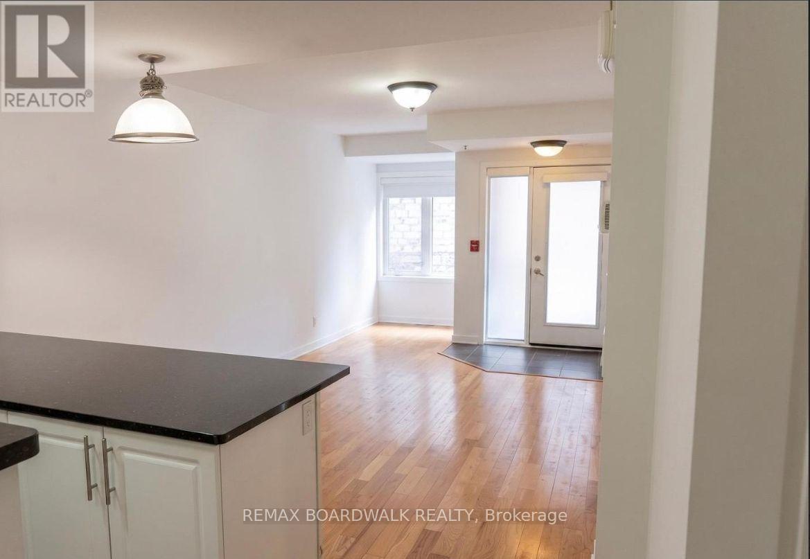 209 - 458d King Edward Avenue Property Photo 3