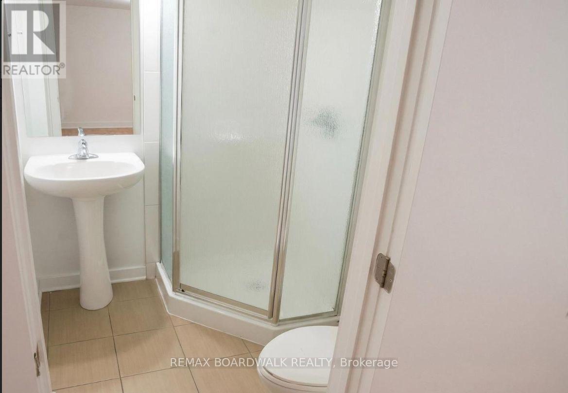 209 - 458d King Edward Avenue Property Photo 6