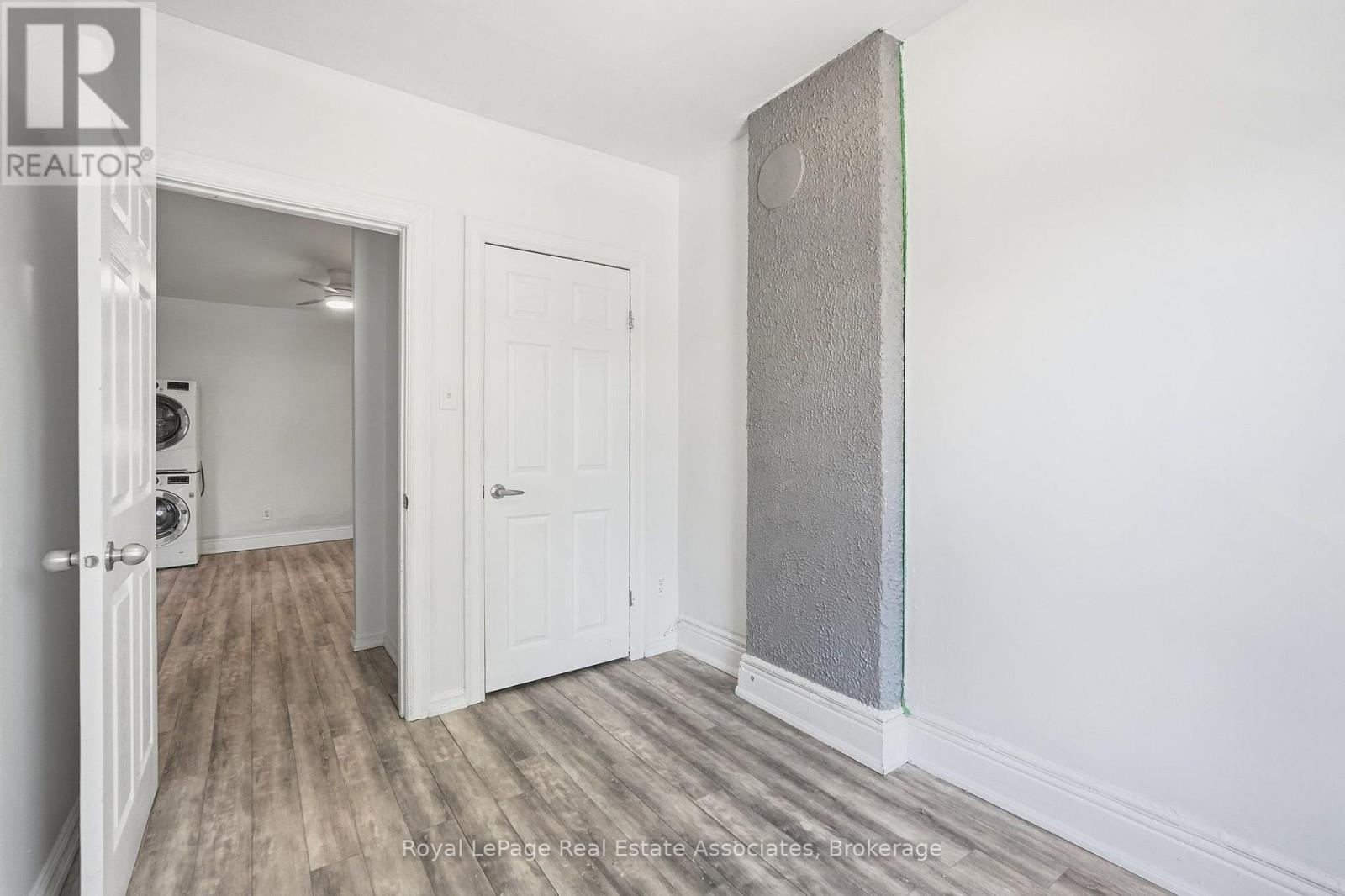 51 Wellington Street N Property Photo 32