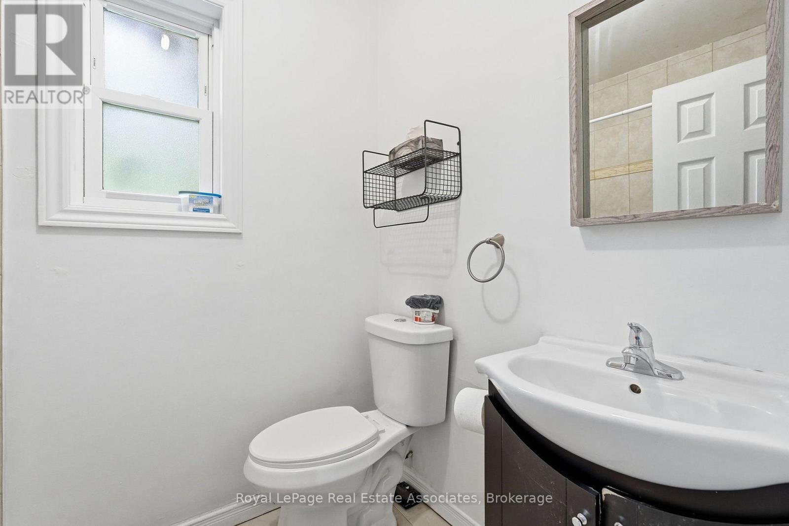 51 Wellington Street N Property Photo 33