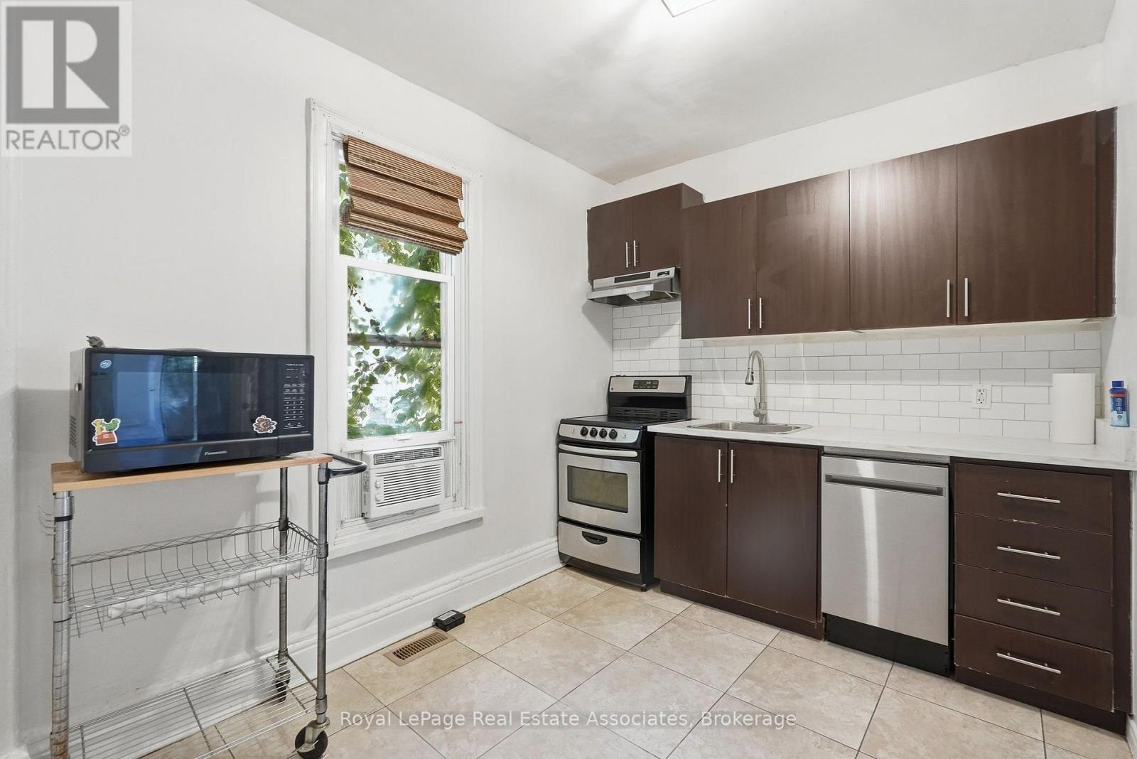 51 Wellington Street N Property Photo 38