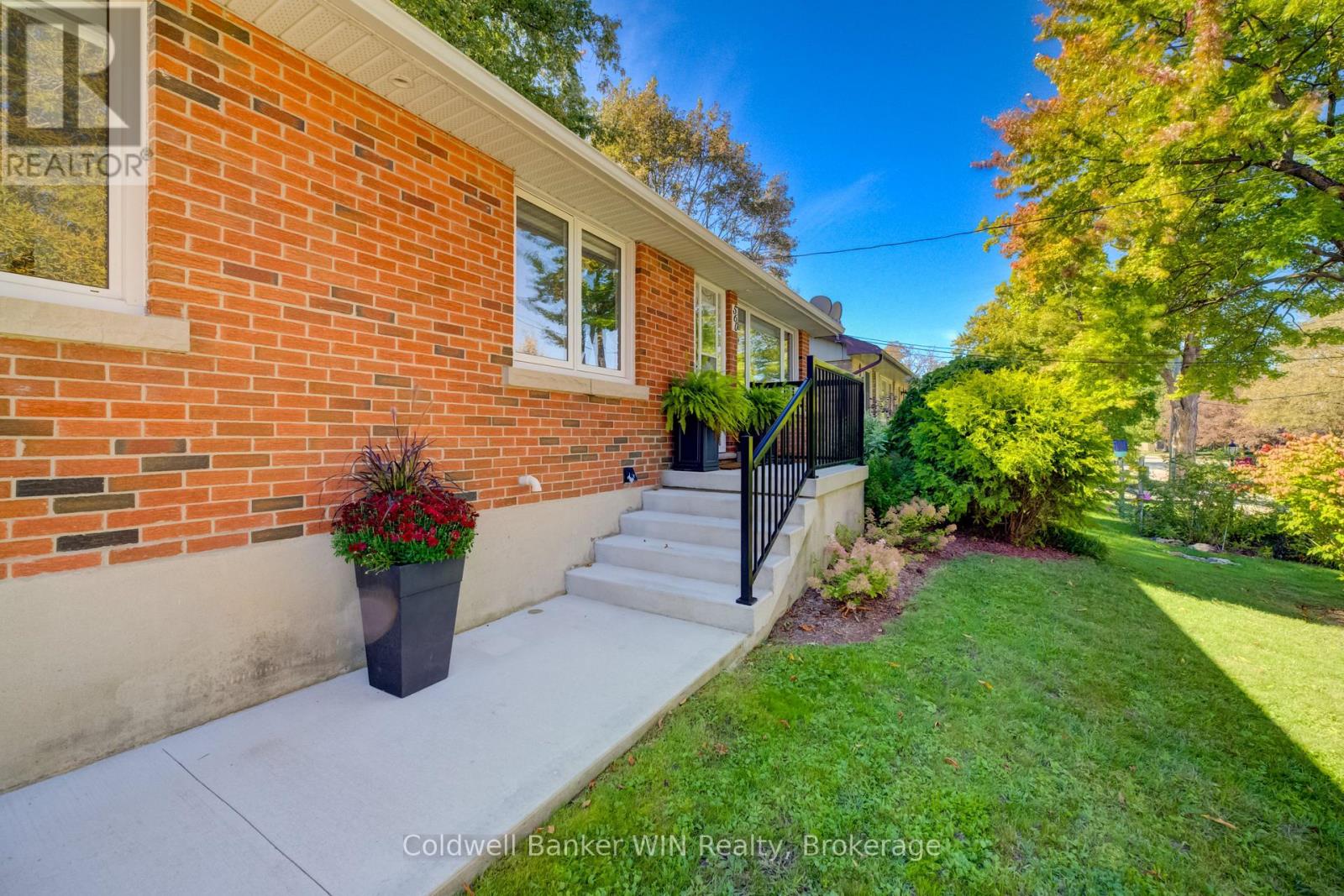 560 Waterloo Street Property Photo 2